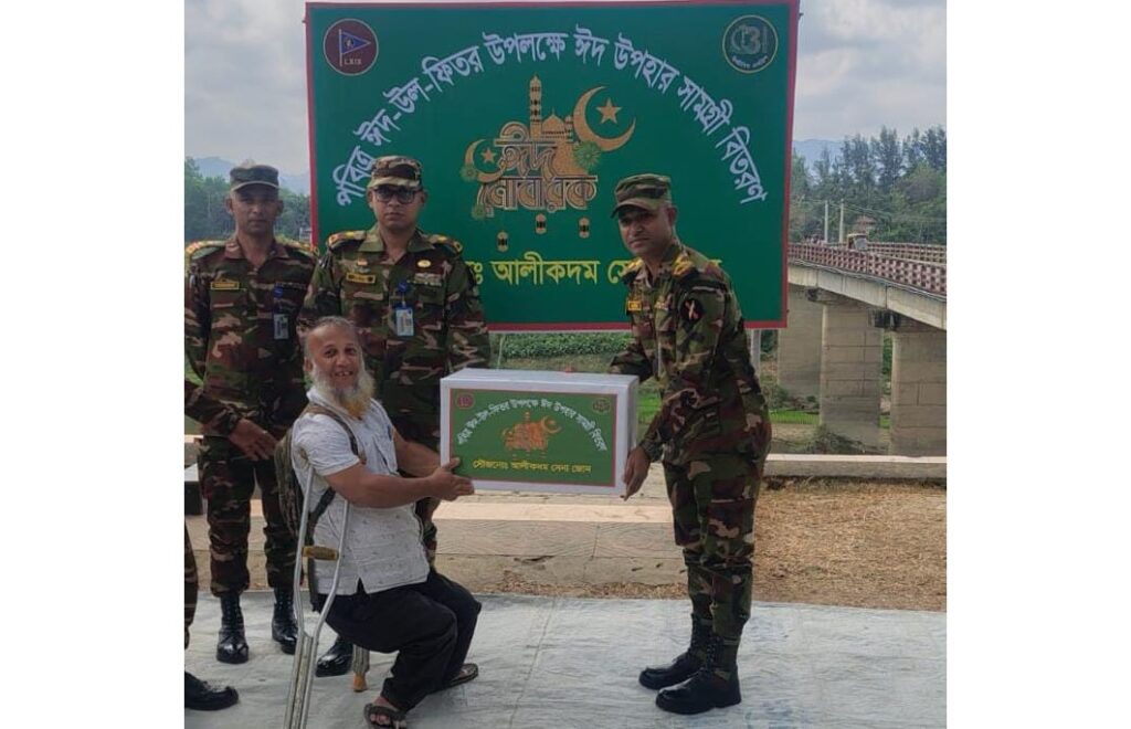 আলীকদম সেনা জোনের উদ্যোগে সুবিধাবঞ্চিত ৫০ পরিবারের মাঝে ঈদ সামগ্রী বিতরণ