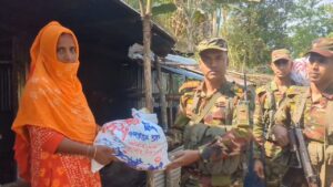 খাগড়াছড়িতে সেনাবাহিনীর উদ্যোগে দরিদ্র পরিবারের মাঝে ঈদ উপহার বিতরণ