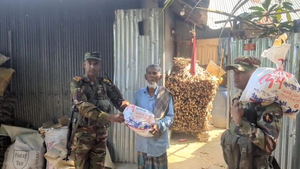 খাগড়াছড়িতে সেনাবাহিনীর উদ্যোগে দরিদ্র পরিবারের মাঝে ঈদ উপহার বিতরণ