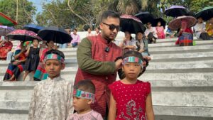 স্বাধীনতা দিবসে শিশুদের মাঝে জাতীয় পতাকা বিতরণ, ব্যতিক্রম উদ্যোগ হাবীবের