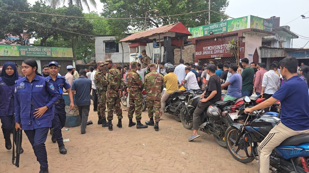 রাঙামাটিতে তীব্র জ্বালানি সংকট: ফিলিং স্টেশনগুলোতে সেনাবাহিনী মোতায়ন