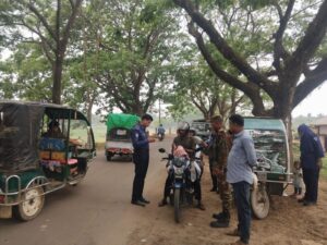 দীঘিনালায় জ্বালানী সংকটের অজুহাত: গণপরিবহনে অতিরিক্ত ভাড়া আদায় রোধে মাঠে নামল সেনাবাহিনী