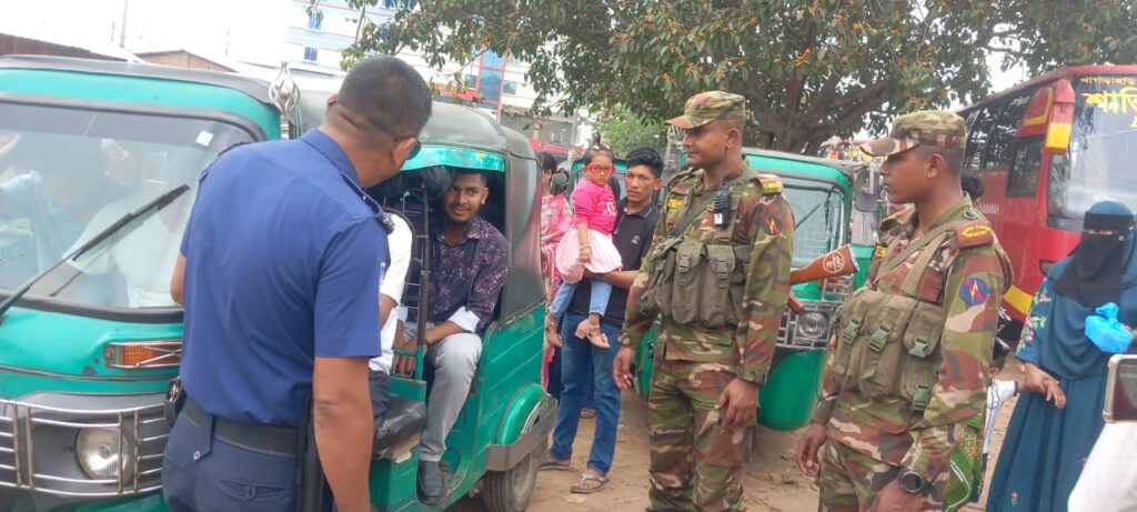 দীঘিনালায় জ্বালানী সংকটের অজুহাত: গণপরিবহনে অতিরিক্ত ভাড়া আদায় রোধে মাঠে নামল সেনাবাহিনী