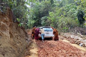 রামগড়ে সড়ক নির্মাণে ধীরগতি: বর্ষায় চরম দুর্ভোগে হাজারো মানুষ