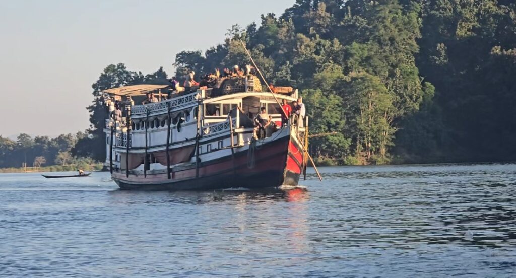 রাঙামাটিতে রুটিনে জ্বালানি বিক্রি: শৃঙ্খলা ফিরলেও নৌ-চলাচল বন্ধের শঙ্কা