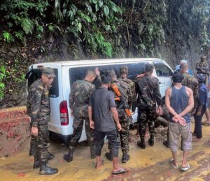 দীঘিনালায় দুর্যোগে মানবিক সহায়তা সেনাবাহিনীর, ঝুঁকি নিয়ে উদ্ধার করল আটকে পড়া মানুষ ও যানবাহন