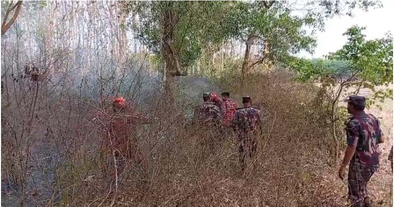 সীমান্তে ভারত থেকে আসা আগুন নেভালো বিজিবি ও ফায়ার সার্ভিস