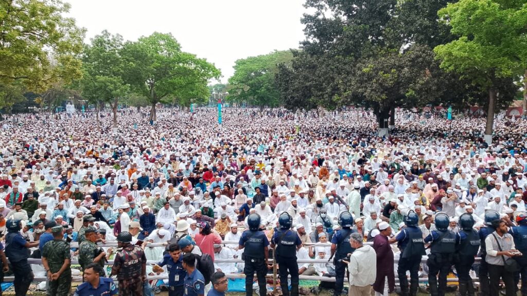 ধর্মীয় ভাবগাম্ভীর্য ও উৎসব-আনন্দ-উদ্দীপনার মধ্যদিয়ে সারা দেশে ঈদুল ফিতর উদ্‌যাপিত