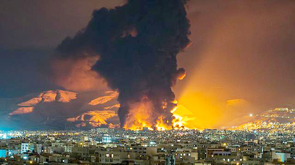 ইসরায়েলি প্রতিরক্ষাব্যবস্থা ভেদ করে আঘাত হানল ইরানি ক্ষেপণাস্ত্র, বহু হতাহতের শঙ্কা