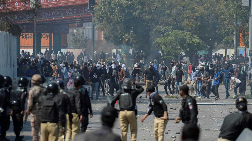 করাচি কন্স্যুলেটে বিক্ষোভকারীদের হামলার সময় ‘গুলি করে মার্কিন মেরিন’