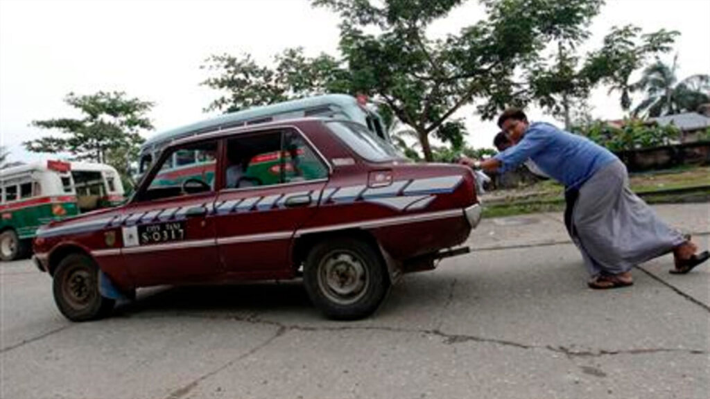 জ্বালানি সংকটের শঙ্কায় অর্ধেক গাড়ি চলাচল বন্ধ করতে যাচ্ছে মিয়ানমার