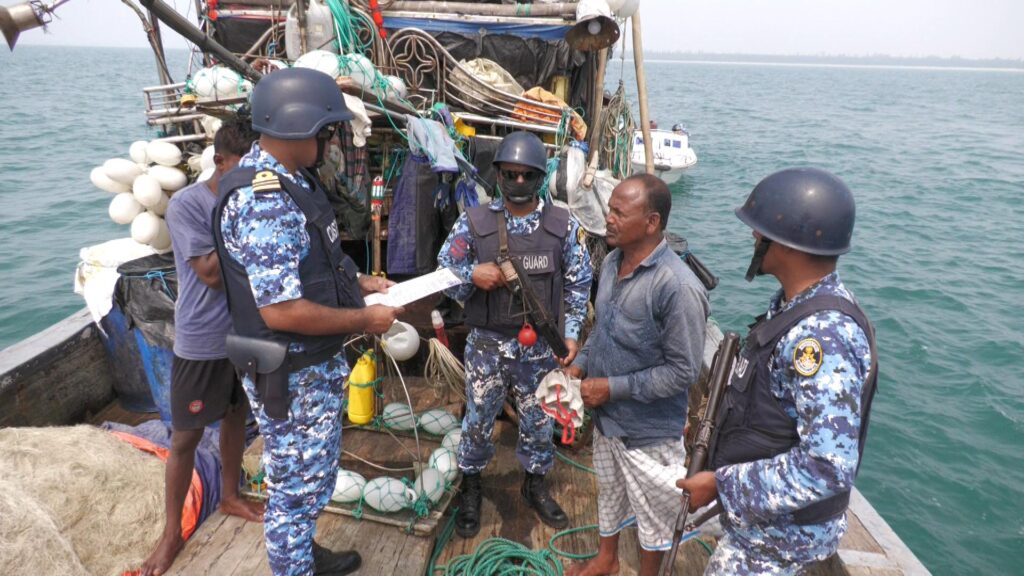 জ্বালানী তেল পাচার ও জলদস্যু ঠেকাতে কক্সবাজার উপকুুলে কোস্টগার্ডের অভিযান