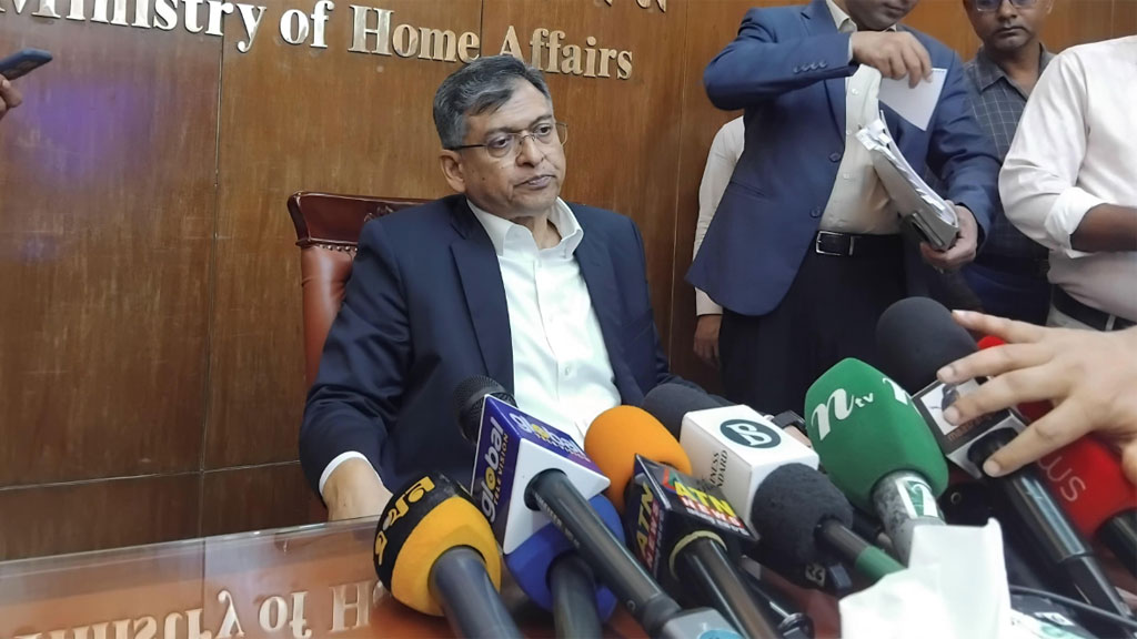 সেনাবাহিনীকে একপর্যায়ে মাঠ থেকে ‘প্রত্যাহার করতে হবে’: স্বরাষ্ট্রমন্ত্রী