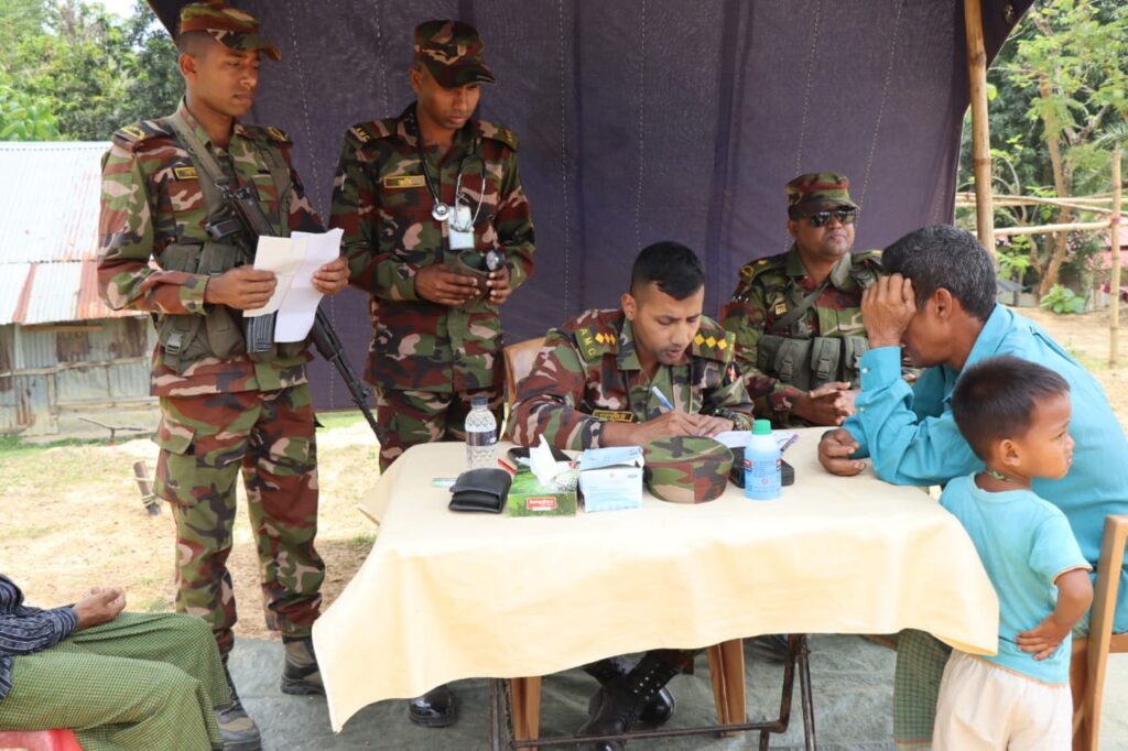 পানছড়িতে সেনাবাহিনীর মেডিকেল ক্যাম্প: ৫ শতাধিক মানুষ পেল বিনামূল্যে চিকিৎসা ও ওষুধ