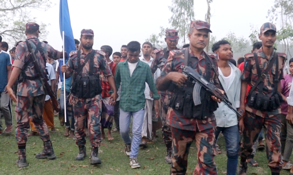 ৮ ঘণ্টা পর বিএসএফের হাত থেকে ২ স্কুলছাত্রকে ফিরিয়ে আনলো বিজিবি