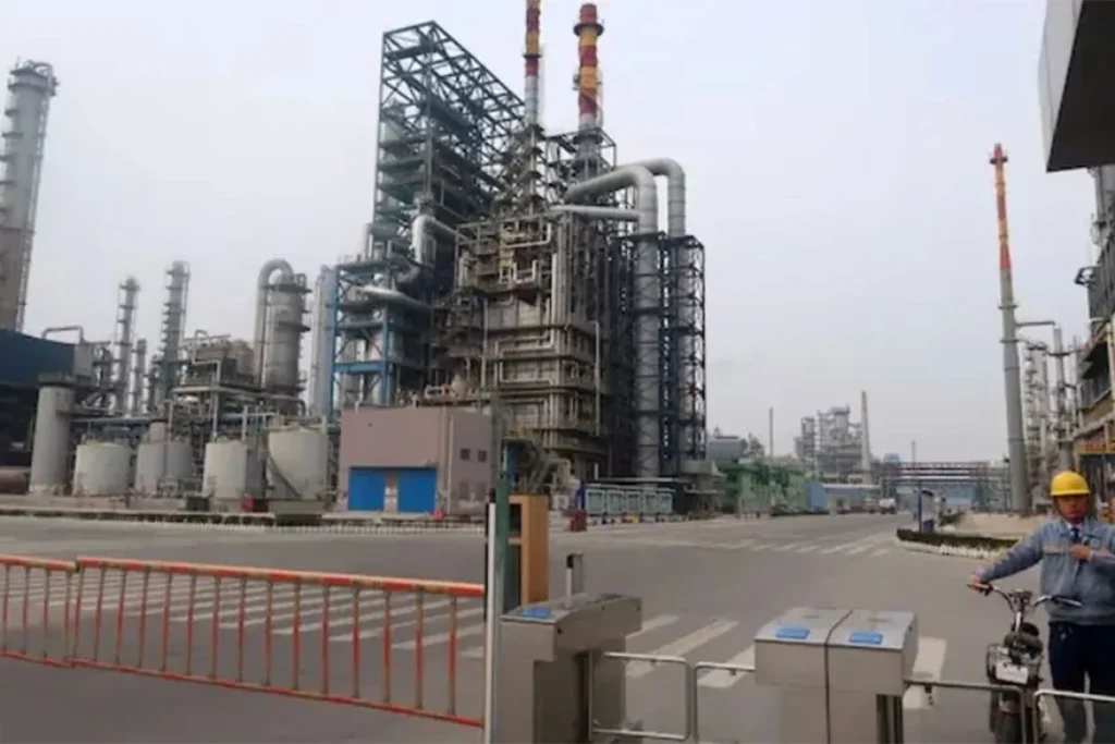 ইরানের তেল কেনায় চীনের তেল শোধনাগারে মার্কিন নিষেধাজ্ঞা