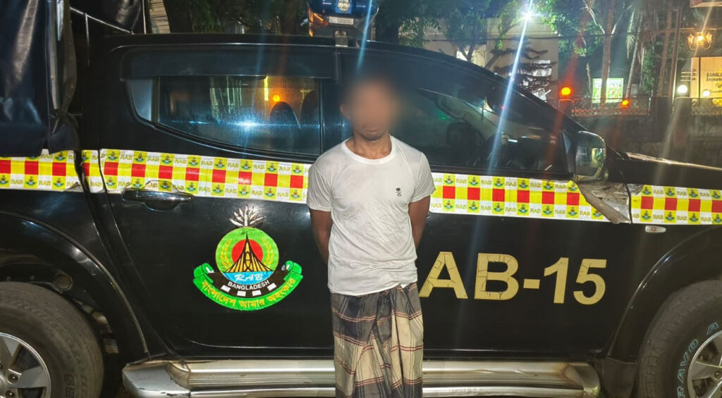 বান্দরবানে র‌্যাবের অভিযানে হত্যা মামলার ওয়ারেন্টভুক্ত আসামি গং রা মং মার্মা গ্রেপ্তার