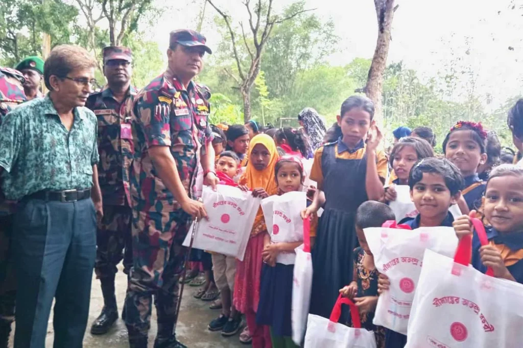 লালমনিরহাট সীমান্তে শিক্ষার আলো ছড়াতে বিজিবির উদ্যোগ, শিক্ষার্থীদের মাঝে উপকরণ বিতরণ
