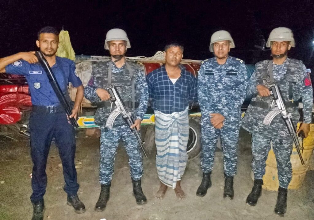 হাতিয়ায় নৌবাহিনীর যৌথ অভিযান: ৩ হাজার লিটার অবৈধ ডিজেল জব্দ, আটক ১