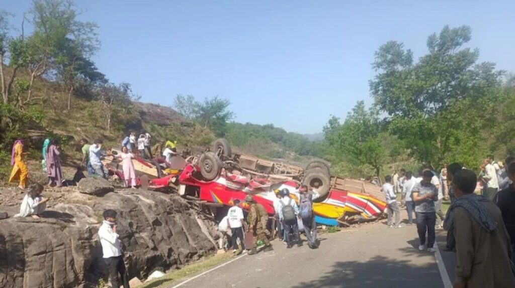 ভারতের জম্মু ও কাশ্মীরে বাস খাদে পড়ে নিহত ১৫