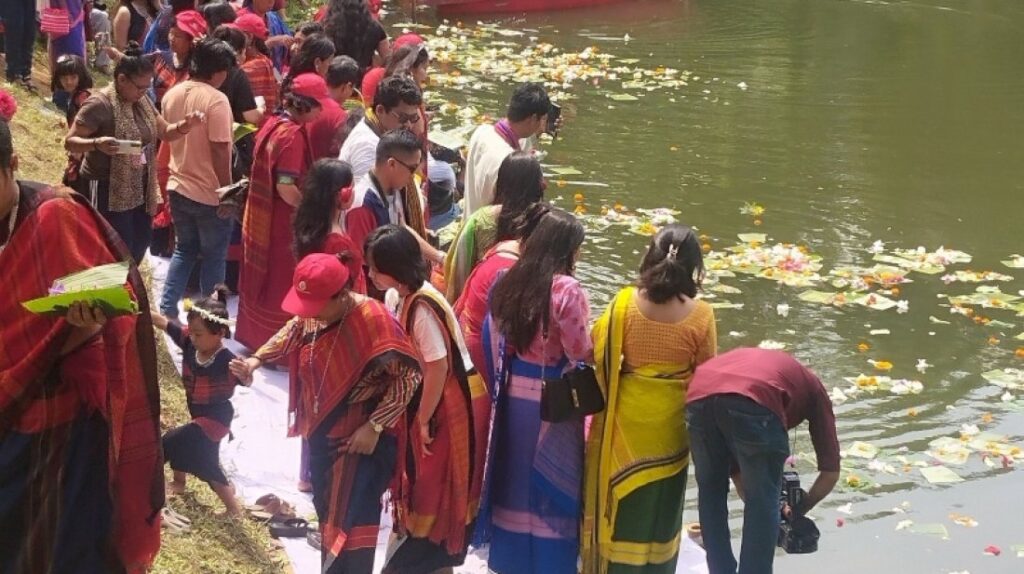 রাজধানীতে বর্ণাঢ্য বিজু–সাংগ্রাই–বৈসু–বিষু শোভাযাত্রা, রমনায় ভাসলো ফুল
