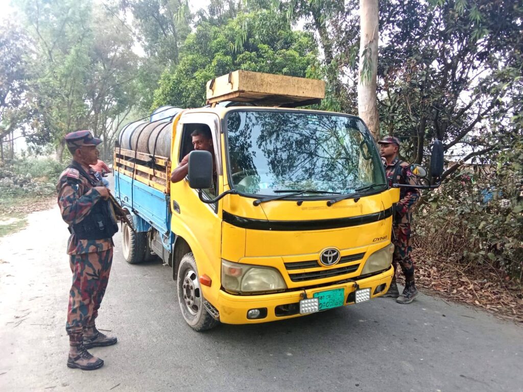 সীমান্তে জ্বালানি তেল পাচার রোধে দিনাজপুরে ৪২ বিজিবির কঠোর নজরদারি