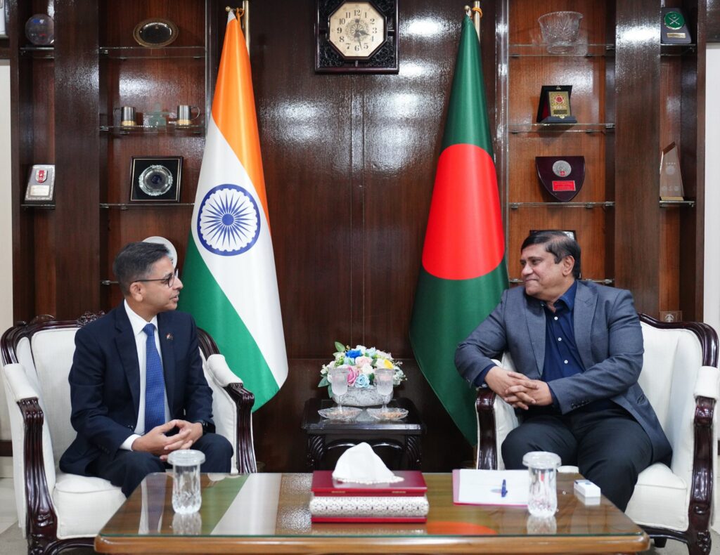 ঢাকায় ভারতীয় হাইকমিশনারের সঙ্গে প্রতিরক্ষা উপদেষ্টার সৌজন্য সাক্ষাৎ