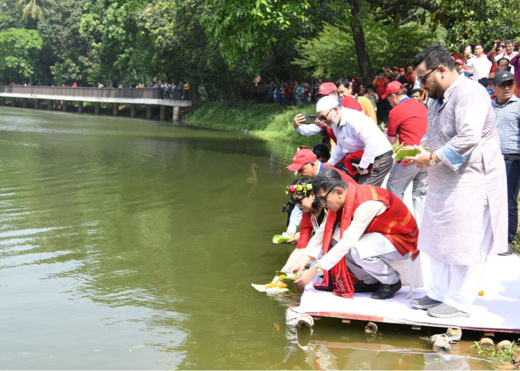 রাজধানীতে বর্ণাঢ্য বিজু–সাংগ্রাই–বৈসু–বিষু শোভাযাত্রা, রমনায় ভাসলো ফুল