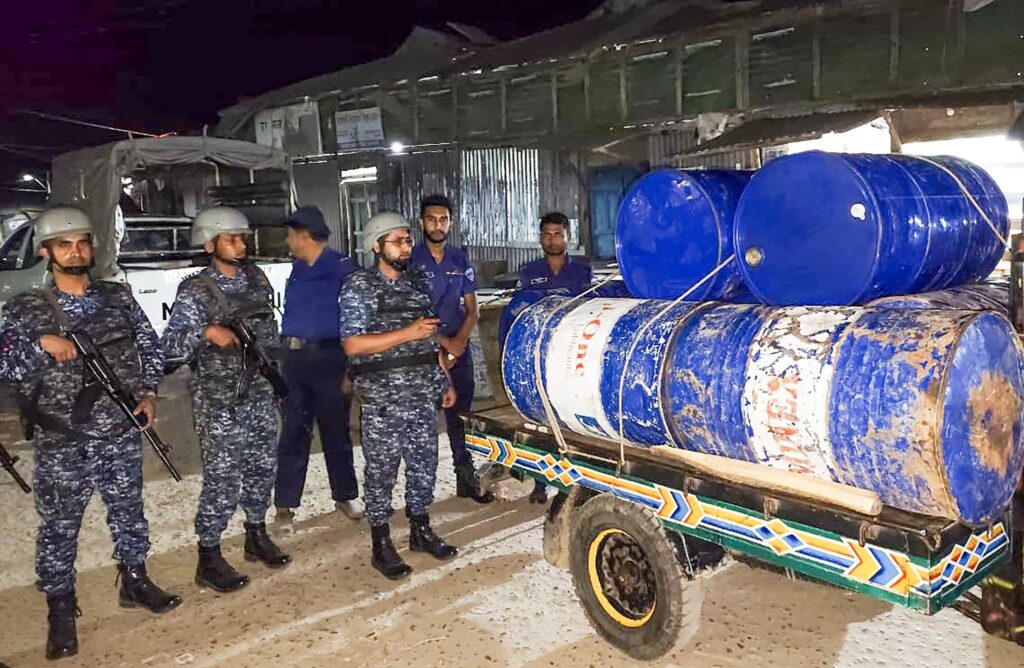 হাতিয়ায় অবৈধ জ্বালানি মজুদ: নৌবাহিনীর অভিযানে আটক ১