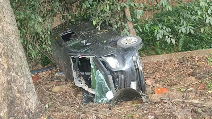 চট্টগ্রামের লোহাগাড়ায় নিয়ন্ত্রণ হারিয়ে খাদে মাইক্রোবাস; ২ বৌদ্ধ ভিক্ষুসহ নিহত ৩