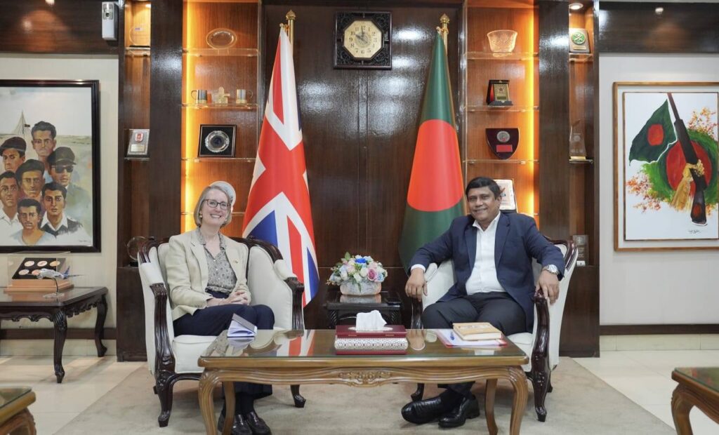 প্রতিরক্ষা উপদেষ্টার সঙ্গে ব্রিটিশ হাইকমিশনারের সাক্ষাৎ, সহযোগিতা জোরদারে আলোচনা