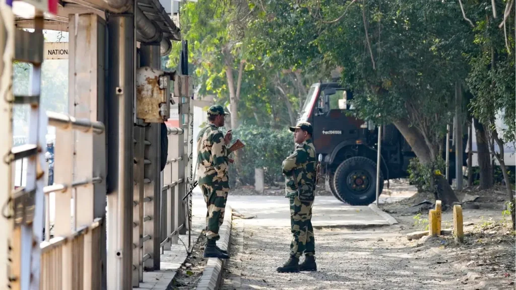 ভারতের মুর্শিদাবাদে ক্যাম্পে কর্তব্যরত বিএসএফ জওয়ানের নিজের গুলিতে মৃত্যু, এলাকায় চাঞ্চল্য