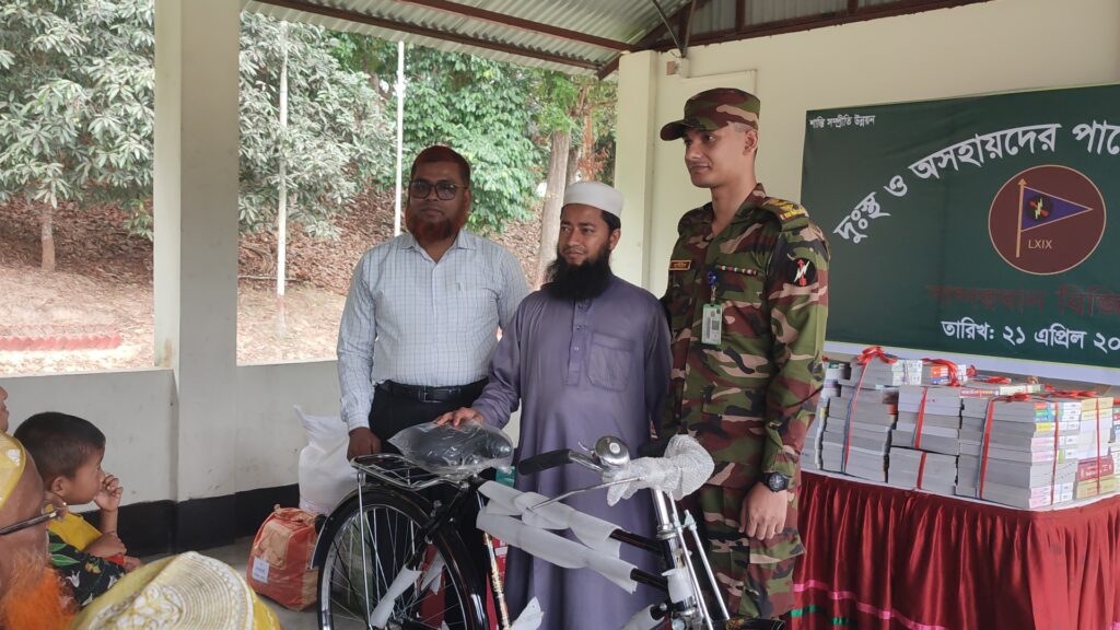 বান্দরবানে সেনাবাহিনীর মানবিক সহায়তা: সচ্ছলতা ফিরছে অসহায় পরিবারে