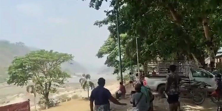 মিয়ানমারের বিমান হামলার বোমা থাইল্যান্ডে পড়ায় সীমান্তে সতর্কতা জোরদার