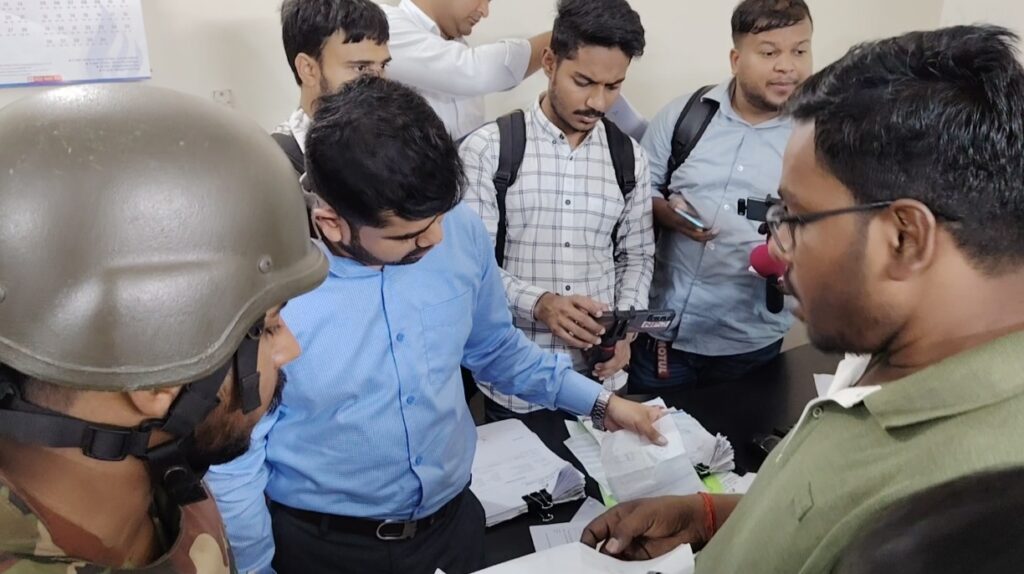 অতিরিক্ত দামে গ্যাস সিলিন্ডার বিক্রি: কালীগঞ্জে সেনাবাহিনীর অভিযানে ৩ লাখ টাকা জরিমানা