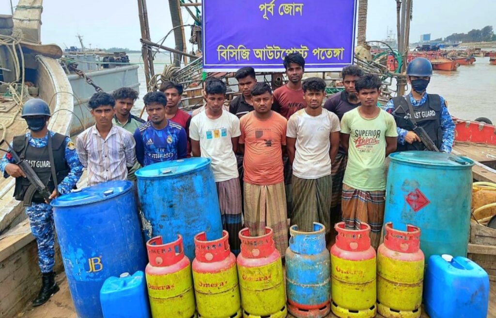 মিয়ানমারে ডিজেল পাচারকালে চট্টগ্রামে ১২ পাচারকারী আটক