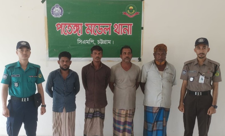 পতেঙ্গার বহিঃনোঙরে যৌথ অভিযানে ৫৫০ বস্তা সিমেন্ট জব্দ, আটক ৪