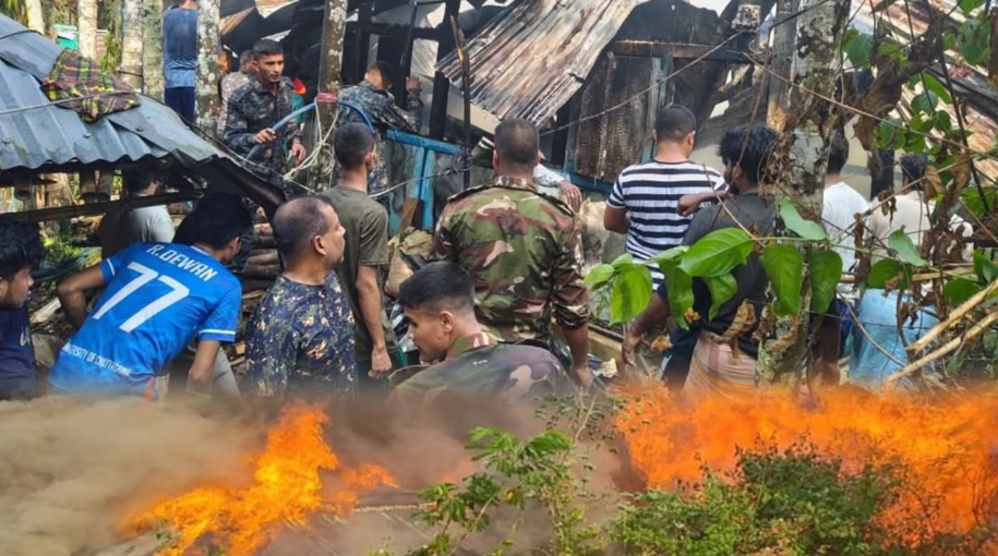 রান্নাঘরের আগুনে জুরাছড়িতে বসতঘর পুড়ে ছাই, সেনাবাহিনীর তৎপরতায় বড় বিপর্যয় থেকে রক্ষা