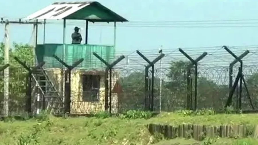 অবৈধভাবে ভারতে প্রবেশ: সীমান্তে মাদকসহ তিন বাংলাদেশি আটক