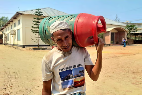 জ্বালানির খোঁজে আবার বনে যাচ্ছেন কক্সবাজারের রোহিঙ্গারা