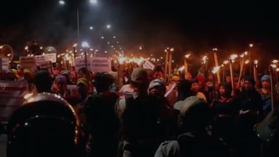 মণিপুরে মশাল মিছিলে সংঘর্ষ, টিয়ারগ্যাস; কারফিউ ভঙ্গের অভিযোগে আটক ১৯