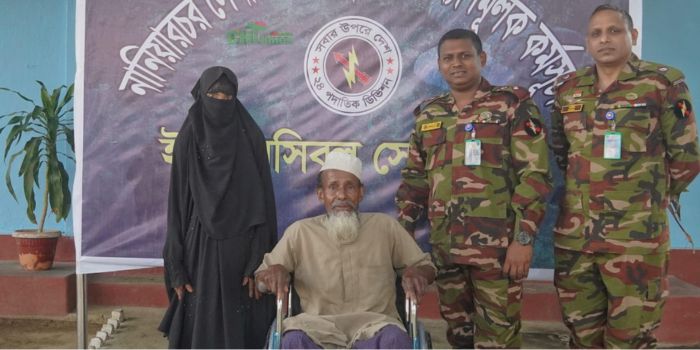 নানিয়ারচরে অসহায় পঙ্গু রোগীকে হুইলচেয়ার প্রদান, সেনাবাহিনীর মানবিক দৃষ্টান্ত