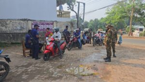রাঙামাটিতে ড্রাইভিং লাইসেন্স ও হেলমেট থাকলেই মিলছে জ্বালানি