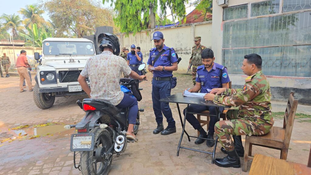 রাঙামাটিতে ড্রাইভিং লাইসেন্স ও হেলমেট থাকলেই মিলছে জ্বালানি