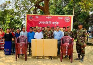 দুর্গম প্রাতাপাড়ায় আস্থা ও সম্প্রীতির দৃষ্টান্ত: বম জনগোষ্ঠীকে সেনাবাহিনীর মানবিক সহায়তা