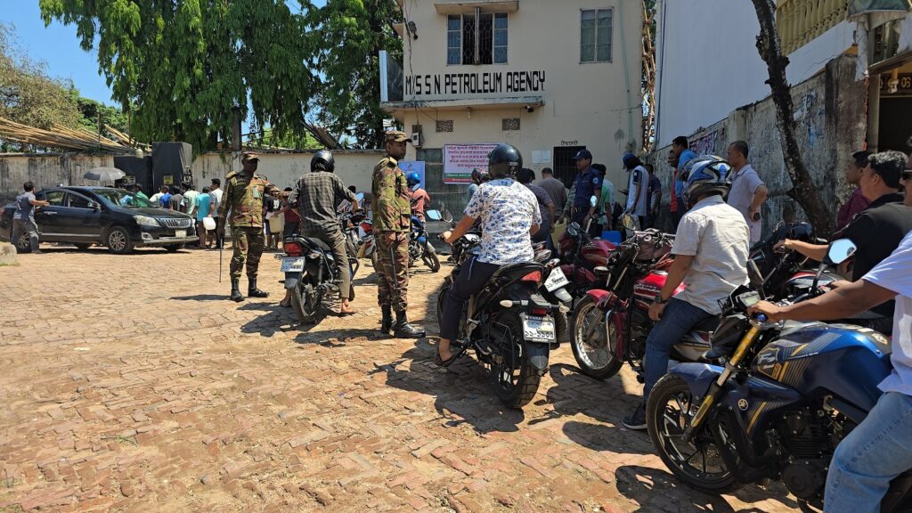 রাঙামাটিতে ডিজিটাল ফুয়েল কার্ড চালু: কমেছে ভোগান্তি, নিয়ন্ত্রণে জ্বালানি সরবরাহ