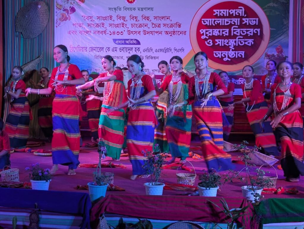 বৈচিত্র্যের রঙে ঐক্যের উৎসব: খাগড়াছড়িতে বর্ণাঢ্য বৈসাবি আয়োজন
