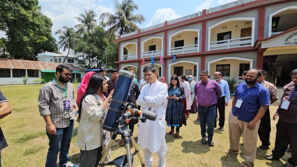 পার্বত্য জেলা বান্দরবানে শিক্ষার মাধ্যমে জ্যোতির্বিজ্ঞান শেখানোর আন্তর্জাতিক উদ্যোগের অংশ হিসেবে দুই দিনব্যাপী শিক্ষক প্রশিক্ষণ কর্মসূচি শুরু হয়েছে। শুক্রবার (১০ এপ্রিল) সকালে International Astronomical Union–এর Office of Astronomy for Education (IAU-OAE) এবং বাংলাদেশ ন্যাশনাল অ্যাস্ট্রোনমি এডুকেশন কো-অর্ডিনেটরের যৌথ আয়োজনে Bandarban Collectorate School and College-এ এই প্রশিক্ষণের উদ্বোধন করা হয়। উদ্বোধনী অনুষ্ঠানে প্রধান অতিথি হিসেবে উপস্থিত ছিলেন জেলা প্রশাসক মো. সানিউল ফেরদৌস। তিনি বলেন, আধুনিক বিজ্ঞানভিত্তিক শিক্ষা বিস্তারে এ ধরনের উদ্যোগ অত্যন্ত সময়োপযোগী এবং শিক্ষার্থীদের মধ্যে বৈজ্ঞানিক চিন্তাধারা গড়ে তুলতে সহায়ক হবে। IAU-OAE শিক্ষক প্রশিক্ষণ প্রোগ্রাম ২০২৬ উপলক্ষে আয়োজিত এ কর্মসূচিতে জেলার ৩০ জন বিজ্ঞান ও গণিত শিক্ষক অংশগ্রহণ করছেন। প্রশিক্ষণে আধুনিক বিজ্ঞান শিক্ষা পদ্ধতির পাশাপাশি ব্যবহারিক শিক্ষার ওপর বিশেষ গুরুত্ব দেওয়া হচ্ছে। প্রশিক্ষণের অংশ হিসেবে অংশগ্রহণকারী শিক্ষকদের টেলিস্কোপের মাধ্যমে সূর্য পর্যবেক্ষণ, পকেট সোলার প্রযুক্তির ব্যবহারসহ বিভিন্ন বিষয়ে হাতে-কলমে ধারণা দেওয়া হয়। অনুষ্ঠানে উপস্থিত ছিলেন Bangladesh University of Engineering and Technology-এর তড়িৎকৌশল বিভাগের অধ্যাপক ড. ফারসীম মান্নান মোহাম্মদী, Chittagong University of Engineering and Technology-এর গণিত বিভাগের অধ্যাপক ড. উজ্জ্বল কুমার দেব, অতিরিক্ত জেলা প্রশাসক আবু তালেব ও এম. হাসানসহ সংশ্লিষ্টরা। সংশ্লিষ্টরা জানান, এ ধরনের প্রশিক্ষণ কর্মসূচি শিক্ষকদের দক্ষতা বৃদ্ধির পাশাপাশি শিক্ষার্থীদের মধ্যে বিজ্ঞানভিত্তিক শিক্ষা ও জ্যোতির্বিজ্ঞান বিষয়ে আগ্রহ সৃষ্টিতে গুরুত্বপূর্ণ ভূমিকা রাখবে। উল্লেখ্য, আন্তর্জাতিক পর্যায়ে জ্যোতির্বিজ্ঞান শিক্ষার প্রসারে IAU-OAE বিভিন্ন দেশে শিক্ষক প্রশিক্ষণ ও শিক্ষা কার্যক্রম পরিচালনা করে আসছে, যা ভবিষ্যৎ প্রজন্মকে বিজ্ঞানমনস্ক করে গড়ে তুলতে সহায়ক ভূমিকা রাখছে।