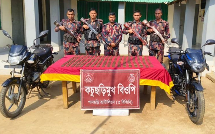 পানছড়িতে বিজিবির সফল অভিযান, সংঘবদ্ধ সন্ত্রাসীদের মোকাবিলা করে ১৪শ রাউন্ড গোলাবারুদ জব্দ