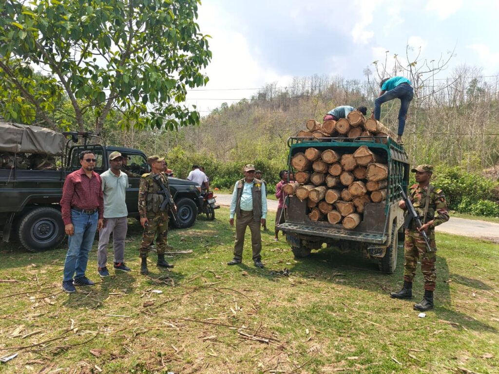 সাজেকের শুকনাছড়িতে সেনাবাহিনী ও বন বিভাগের যৌথ অভিযানে চোরাই সেগুন কাঠ জব্দ